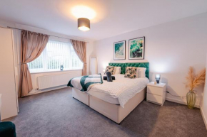 7 Beds - Spacious Apartment - Free Parking